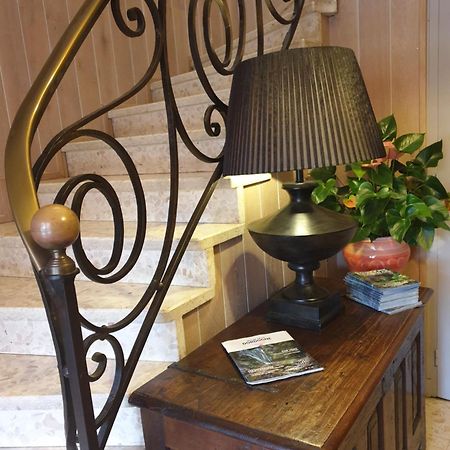 Hostellerie Belle Rive Gagnac-sur-Cere Exterior foto